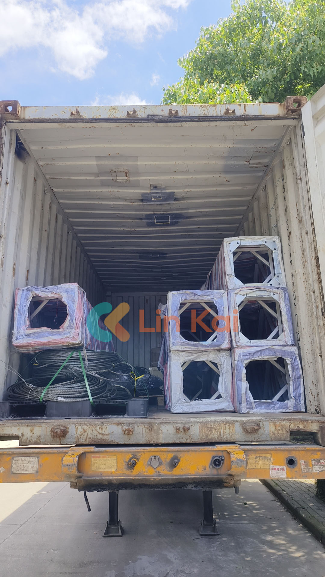 Pinag-iba ng Lingkai Company ang Export Market, Nagpapadala ng De-kalidad na Electric Power Equipment sa Malaysia